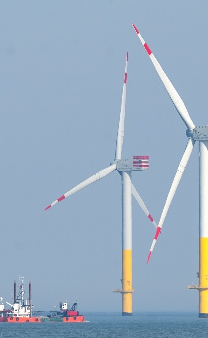Северное море, ветроэлектростанция Нордергрюнде в устье реки Везер. /Getty Images