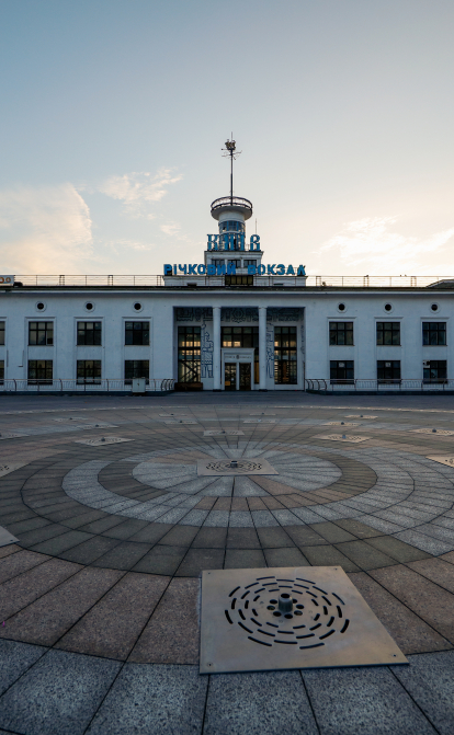 Київський річковий вокзал на Поштовій площі. American University уклав договір оренди цієї будівлі на 10 років. /Shutterstock