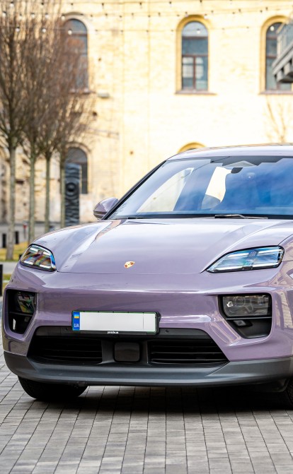 Фото: Артем Галкін. Локація: Mardi Gras – літня тераса однієї з локацій преміального коворкінгу Creative States. Тут розташований найцікавіший туристичний спот Арсеналу – літаюча технологічна медуза Great Pink Jellyfish.