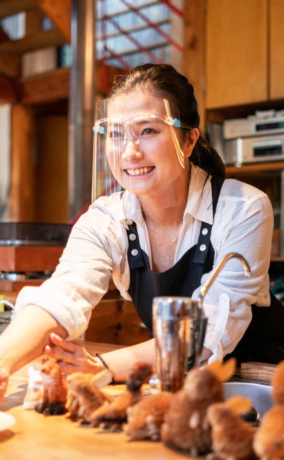 «Клиенты могут видеть улыбку». Минздрав раскритиковал пластиковые маски на официантах и кассирах. Почему они неэффективны и что делать бизнесу /Фото Getty Images