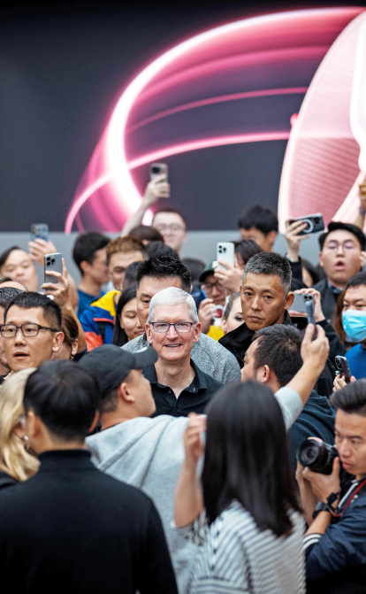 Тім Кук, гендиректор Apple, під час візиту в Китай у жовтні 2023 року. /Getty Images