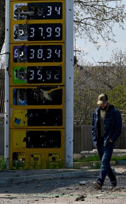 Зруйнована АЗС у селі Скибин, на північний схід від Києва /Getty Images