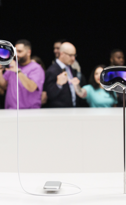 Apple представила свою гарнітуру доповненої реальності Vision Pro. Через високу ціну продукту акції компанії впали /Getty Images