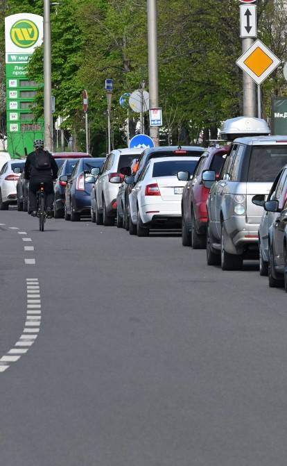 Черга на заправку у Києві на початку травня. /Getty Images