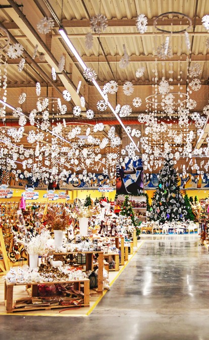 Украинцы не собираются отказываться от новогоднего шопинга, несмотря на войну. /Shutterstock