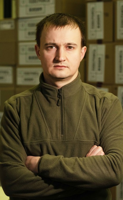 С военным бэкграундом. Бывший морпех Тарас Чмут возглавил «Повернись живим» в 2020 году. И успел подготовить фонд к большой войне. /Александр Чекменев