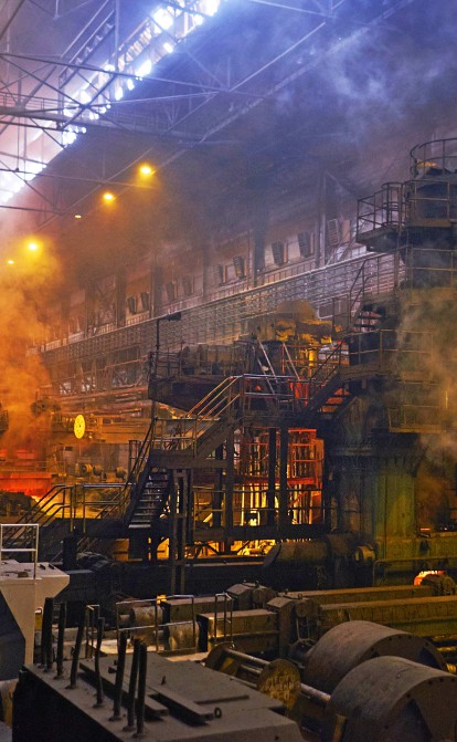 Весь мир в прямом эфире наблюдал, как российская армия разрушает в Мариуполе заводы «Метинвеста». /Getty Images