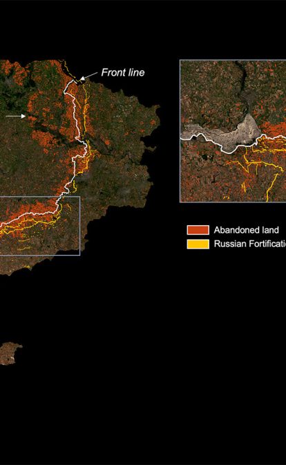 Спутниковые данные показывают красным незасеянные или заброшенные поля вдоль линии фронта, июль 2023 года. Фото: NASA Harvest
