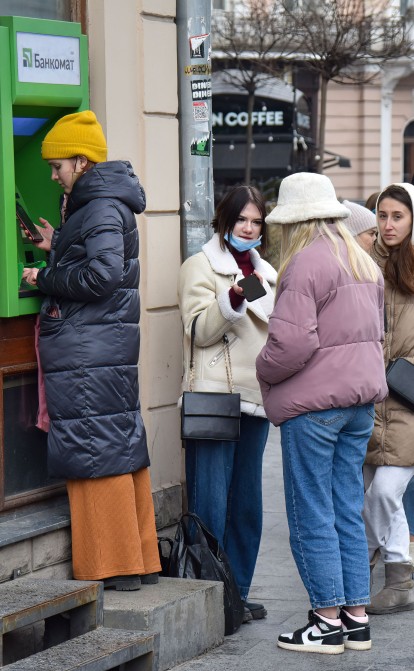 Випробування кешем. Через перебої зі світлом українці знімають на 20% більше готівки. Чи це проблема для банків? /Getty Images