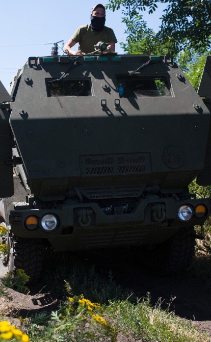 Український військовослужбовець, якого видно на HIMARS 1 липня 2022 року на сході України