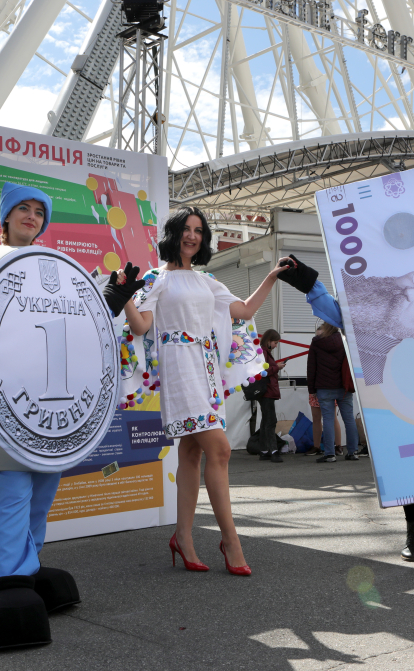 Українці рятують свої заощадження від війни в банках. Чому населення відходить від традиції зберігати готівку /Фото Getty Images