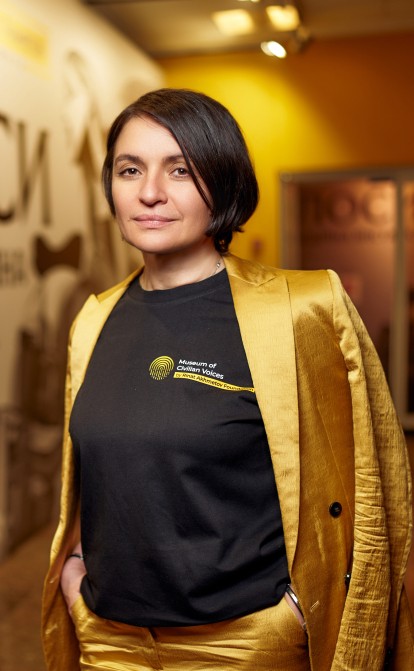Наталія Ємченко, директорка зі зв’язків з громадськістю та комунікацій System Capital Management, членкиня наглядової ради Фонду Ріната Ахметова, на відкритті виставки «Голоси» музею «Голоси мирних».