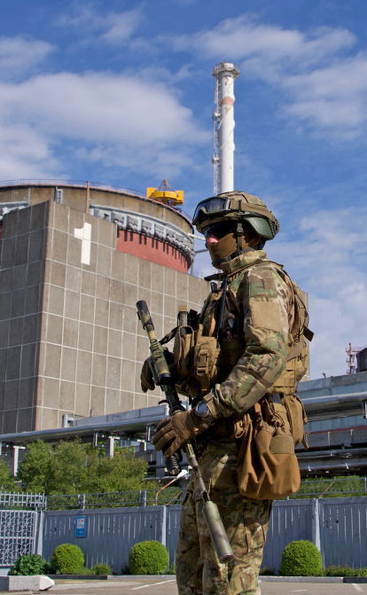 Российский военный на фоне Запорожской АЭС, 1 мая 2022 года. /Getty Images