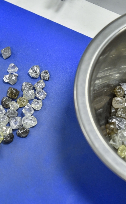 Необработанные алмазы в сортировочном цехе компании "Алроса" в городе Мирный, РФ /Getty Images