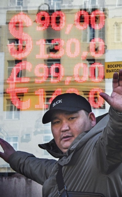 Путін не зміг захопити Україну, але обвалив економіку Росії. Що втратили росіяни за місяць війни /Getty Images