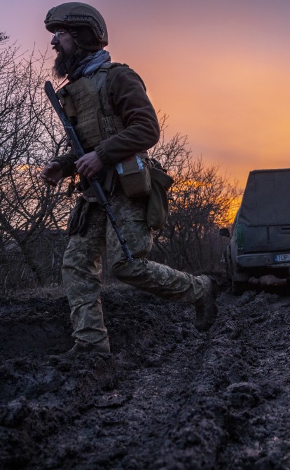 Солдат украинской десантно-штурмовой бригады идет по дороге из грязи, 4 марта 2023 года, вблизи Бахмута, Украина /Getty Images