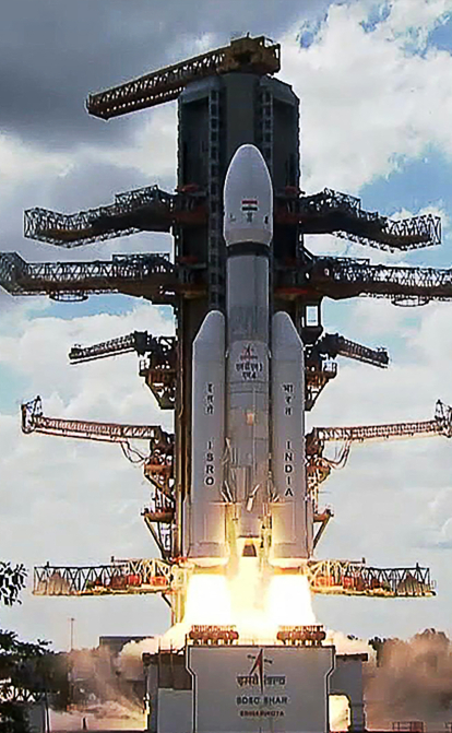 Индия успешно посадила на Луну аппарат «Викрам» с луноходом на борту /Getty Images