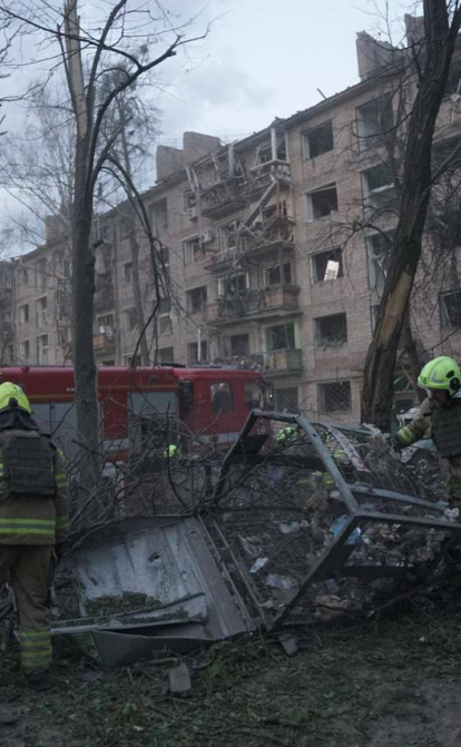 Наслідки російського ракетного удару. Київ, Святошинський район /ДСНС України