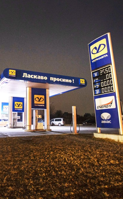 Мережі АЗС масово купують генератори, щоб працювати під час блекауту /Getty Images