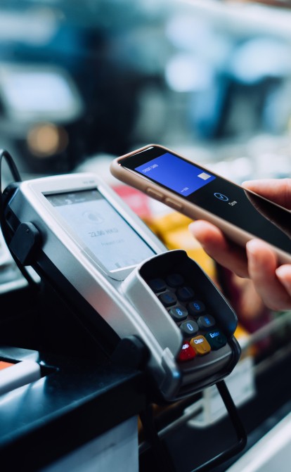 Кто потеряет больше? Банки, Visa и Mastercard договорились повысить комиссии за безналичные платежи с 1 июля. На кого повлияет возврат рыночных условий /Getty Images