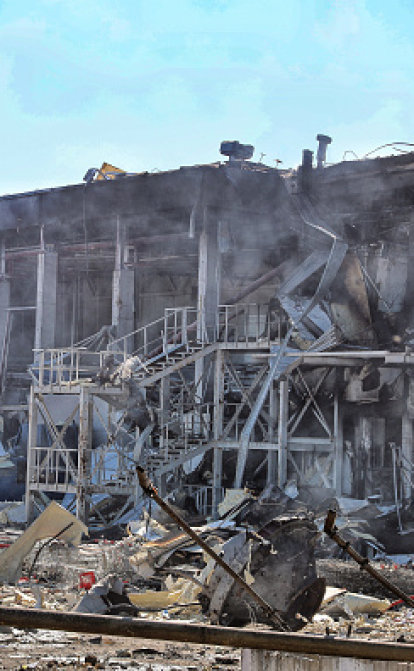 Российские войска разрушили уже 19 торговых центров. Выпущенная с Крыма ракета разнесла самый большой ТРЦ юга Украины. Как он пострадал /Getty Images