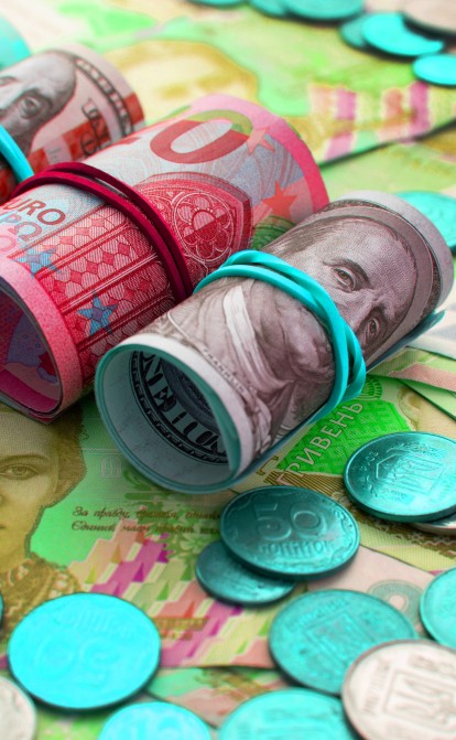 $10 млрд за девять месяцев. Трудовые мигранты перечисляют на родину больше денег, чем бизнес зарабатывает на экспорте черных металлов, зерна и IT-услуг /Shutterstock