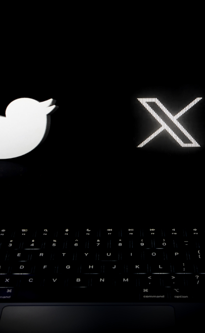 Twitter сменил логотип на X в рамках корпоративного ребрендинга /Getty Images