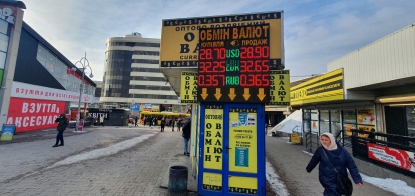 Население и бизнес уходят в доллар, но не спешат забирать депозиты из банков. Кто и как реагирует на российскую угрозу /Фото Ярослав Дебелый