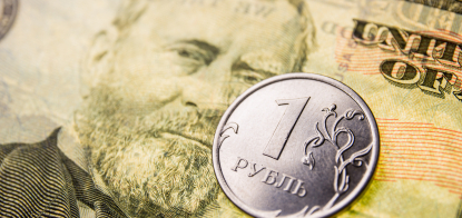 Валютні обмеження та гроші від нафти повернули рубль до довоєнного рівня. Чому це добре для пропаганди, але не врятує російську економіку /Фото Getty Images