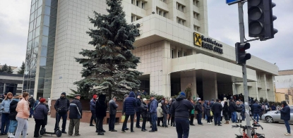 Днем открывает отделение, ночью защищает город. Пока банк Raiffeisen думает, уходить ли из России, его украинские работники обслуживают клиентов под обстрелами. Как работает во время войны крупнейший иностранный банк /Фото Пресс-служба Райффайзен Банка