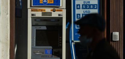 Останній вояж «карткових туристів». Нацбанк продав рекордні $1,5 млрд за тиждень на міжбанку. Що відбулося? /Фото Getty Images