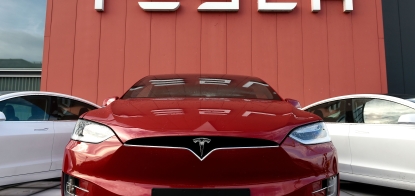 Tesla в смартфоне. Три риска, которые несет рынок акций для начинающих инвесторов /Фото Getty Images