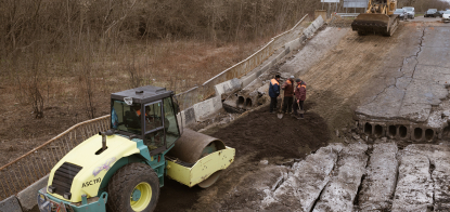 Війна зруйнувала майже вдвічі більше доріг, ніж поремонтували за два роки. Що відбувається з найбільшим проєктом Зеленського «Велике будівництво» /Фото Getty Images