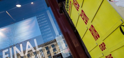 НБУ заборонив обмінникам показувати курси валют. Чи дійсно долар дорожче 40 грн виник через спекулянтів /Фото Getty Images