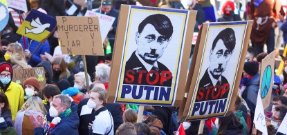 Санкції обвалили рубль на 30%, котирування Газпрому — втричі . Чи вийде у Росії врятувати економіку (Ні) /Фото Getty Images