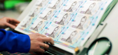 Нацбанк друкує гривню, долар дорожчає, а міжнародної допомоги не вистачає. Як почуває себе економіка на п'ятому місяці війни. Інфографіка /Фото Єлизавета Сергієнко/Прес-центр НБУ