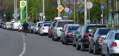 Очереди на заправки растягиваются на сотни метров, а самые большие сети АЗС отпускают не более 10 л в одни руки. Когда исчезнет дефицит топлива /Фото Getty Images
