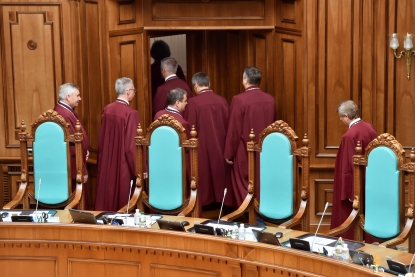 Переглянути історію. У Коломойського, Фрідмана, Жеваго та десятків власників банків-банкрутів з’явився шанс. Як Конституційний Суд може перекреслити роки очищення банківського ринку