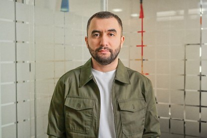 «Звужуємо зоопарк дронів». Керівник АОЗ Арсен Жумаділов про 1,9 млн закуплених FPV, запуск маркетплейсу зброї та експорт дронів. Інтервʼю