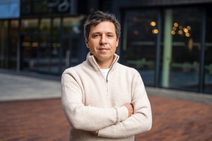 Что делает нас людьми? Впервые в истории планеты люди столкнулись с гораздо более мощным разумом. Какие головоломки ИИ ставит перед цивилизацией?