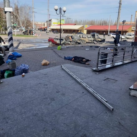 Оккупанты ударили «Точкой-У» по железнодорожному вокзалу Краматорска. Погибли десятки мирных жителей: фото /Фото 1