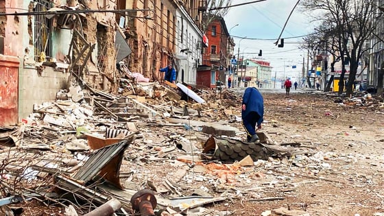 «Людей ховають в братських могилах, деяких — у своїх дворах». Інтерв'ю заступника мера Маріуполя про катастрофу в місті