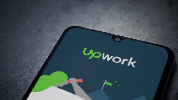 Фріланс-біржа Upwork зробила розсилку про загрозу війни. Українські підприємці скаржаться, що втрачають контракти через це. Деталі конфлікту