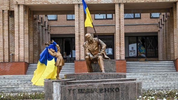 Украинские флаги на памятниках в сквере в Балаклее Харьковской области 10 сентября 2022 года.