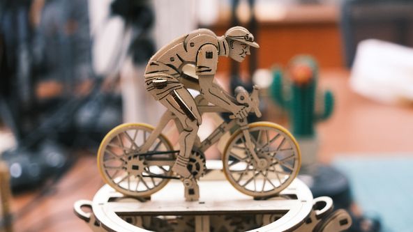 Ugears делает 100 000 3D-пазлов в месяц и продает их в 85 стран. Как выглядит производство этих необычных игрушек