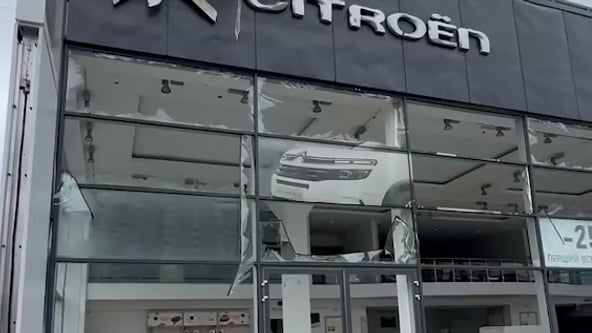 У Києві пошкоджені великі автосалони після ранкової атаки РФ (відео)