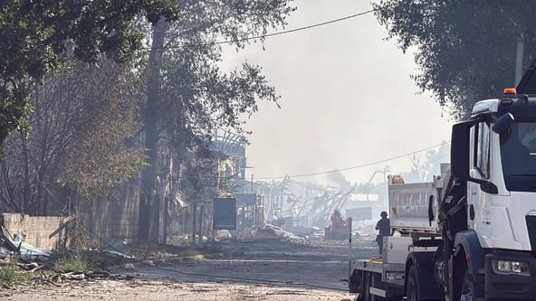 Вулиця у селі Мила Бучанського району після влучання у склади з подальшою детонацією Київська область, 29 серпня 2026 року. Суспільне Новини/Станіслав Свирид