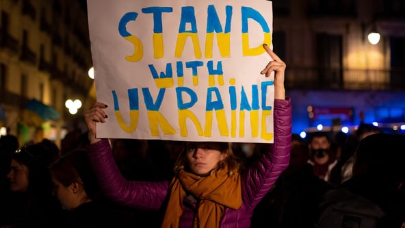 Протести 25 лютого у Барселоні проти війни в Україні.