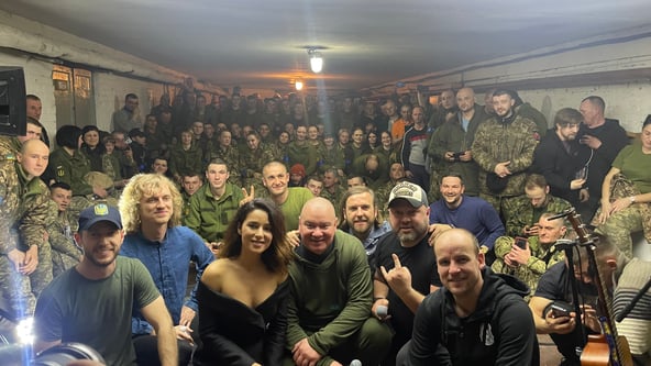 Шоу-бізнес на війні. Гумористи, артисти та івент-менеджери влаштовують концерти для військових. Як жарти і музика допомагають на фронті
