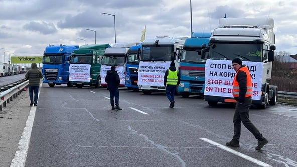 Українські перевізники почали акції протесту на трьох пунктах пропуску у відповідь на дії польських фермерів